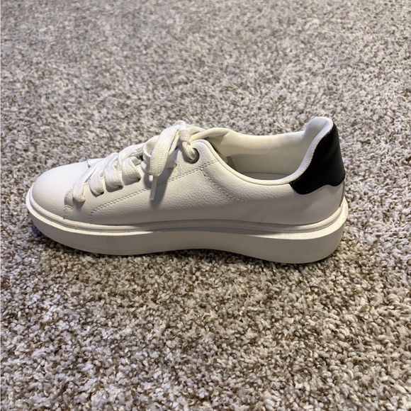 Steve Madden Sneakers Size 8 - Picture 6 of 8